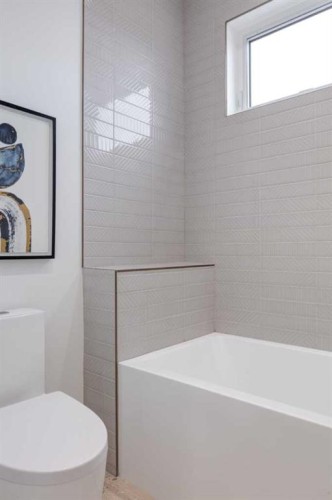 8812 33 Avenue Nw, Calgary, AB - Indoor Photo Showing Bathroom