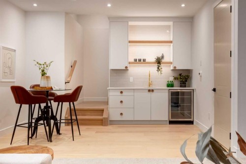 8812 33 Avenue Nw, Calgary, AB - Indoor Photo Showing Other Room