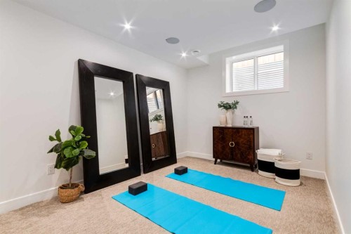 8812 33 Avenue Nw, Calgary, AB - Indoor Photo Showing Other Room