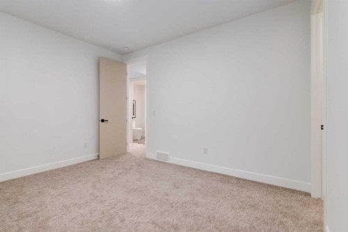 8812 33 Avenue Nw, Calgary, AB - Indoor Photo Showing Other Room