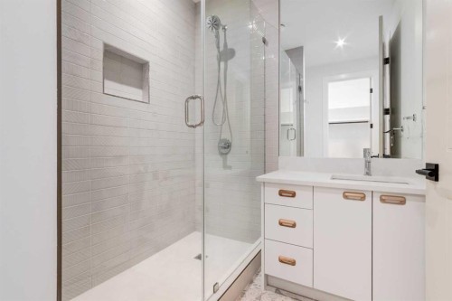 8812 33 Avenue Nw, Calgary, AB - Indoor Photo Showing Bathroom