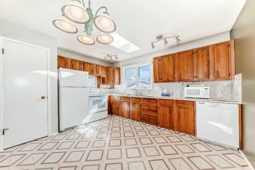 60 Huntham Road Ne, Calgary, AB - Indoor Photo Showing Kitchen