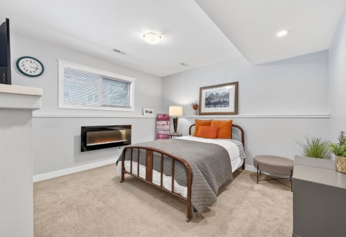 86 Inglewood Point Se, Calgary, AB - Indoor Photo Showing Bedroom