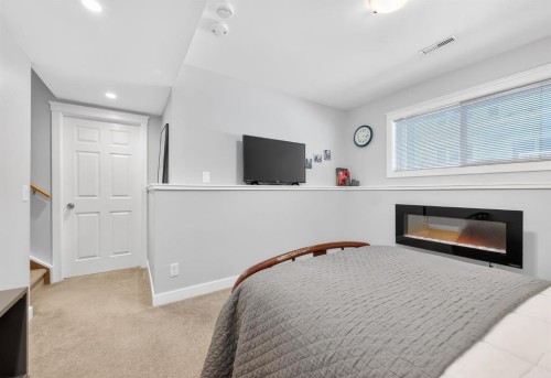 86 Inglewood Point Se, Calgary, AB - Indoor Photo Showing Bedroom