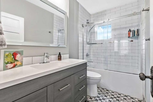 3510 21 Street Sw, Calgary, AB - Indoor Photo Showing Bathroom