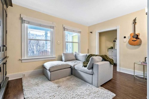 3510 21 Street Sw, Calgary, AB - Indoor Photo Showing Living Room