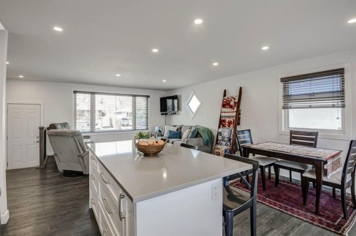 7024 20 Street Se, Calgary, AB - Indoor Photo Showing Dining Room