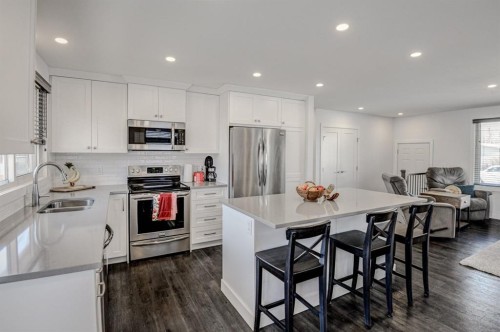 7024 20 Street Se, Calgary, AB - Indoor Photo Showing Kitchen With Double Sink With Upgraded Kitchen