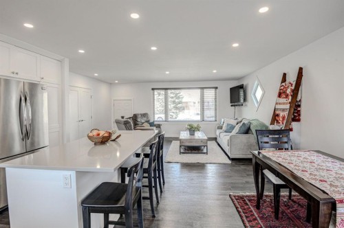 7024 20 Street Se, Calgary, AB - Indoor