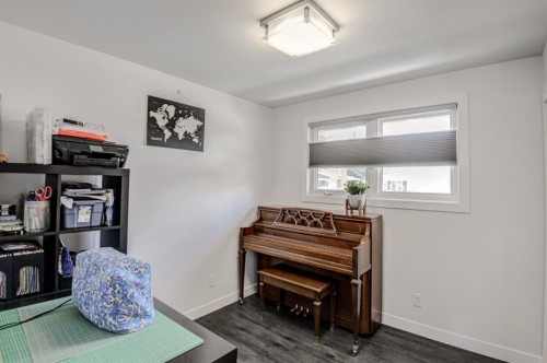 7024 20 Street Se, Calgary, AB - Indoor Photo Showing Other Room