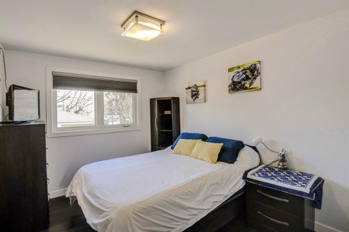 7024 20 Street Se, Calgary, AB - Indoor Photo Showing Bedroom