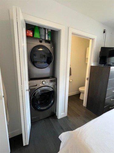 7024 20 Street Se, Calgary, AB - Indoor Photo Showing Laundry Room