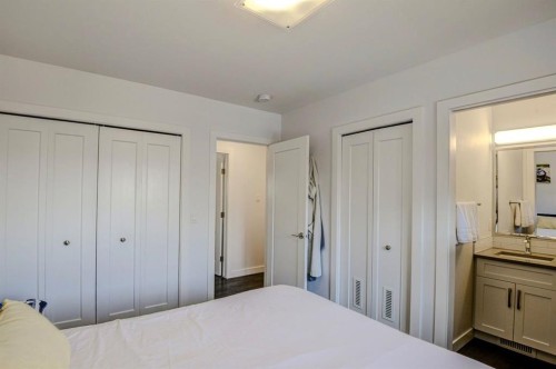 7024 20 Street Se, Calgary, AB - Indoor Photo Showing Bedroom