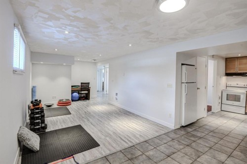 7024 20 Street Se, Calgary, AB - Indoor Photo Showing Kitchen