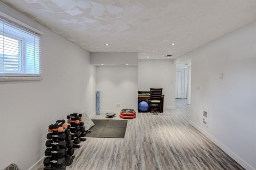 7024 20 Street Se, Calgary, AB - Indoor Photo Showing Other Room