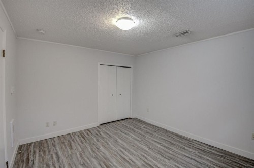 7024 20 Street Se, Calgary, AB - Indoor Photo Showing Other Room