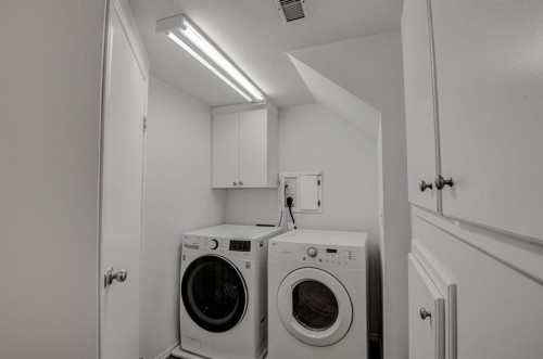 7024 20 Street Se, Calgary, AB - Indoor Photo Showing Laundry Room