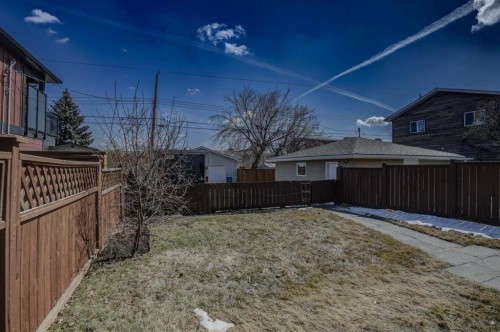 7024 20 Street Se, Calgary, AB - Outdoor