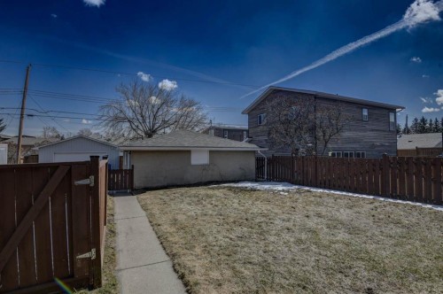 7024 20 Street Se, Calgary, AB - Outdoor