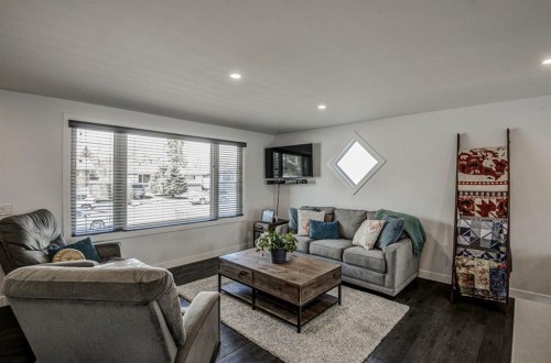 7024 20 Street Se, Calgary, AB - Indoor Photo Showing Living Room