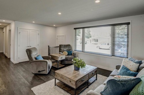 7024 20 Street Se, Calgary, AB - Indoor Photo Showing Living Room