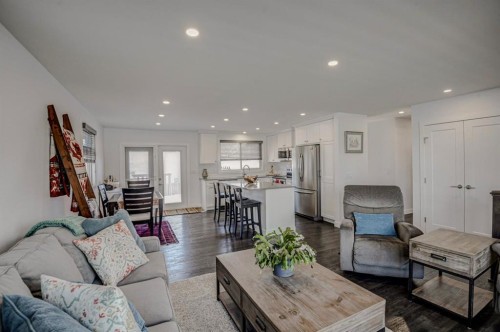 7024 20 Street Se, Calgary, AB - Indoor Photo Showing Living Room