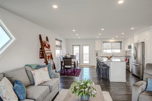 7024 20 Street Se, Calgary, AB - Indoor Photo Showing Living Room