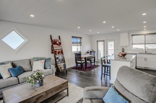 7024 20 Street Se, Calgary, AB - Indoor Photo Showing Living Room