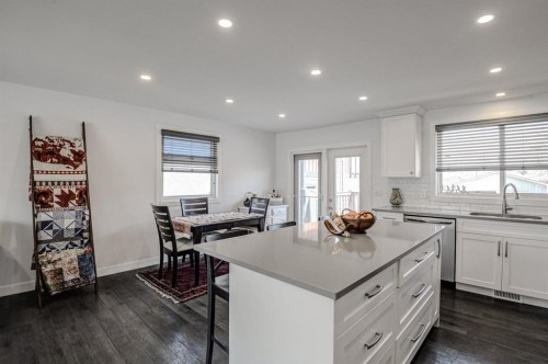 7024 20 Street Se, Calgary, AB - Indoor Photo Showing Kitchen With Upgraded Kitchen