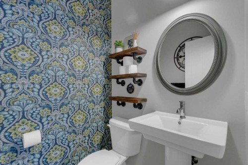 21 Masters Place Se, Calgary, AB - Indoor Photo Showing Bathroom