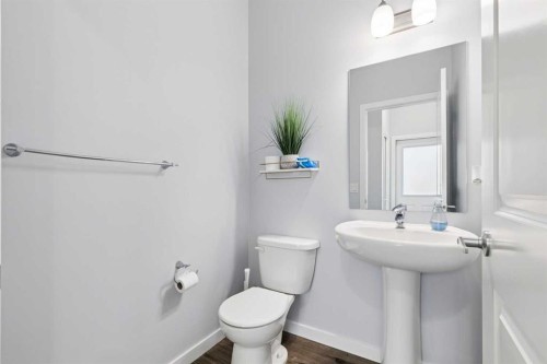 27 Masters Manor Se, Calgary, AB - Indoor Photo Showing Bathroom