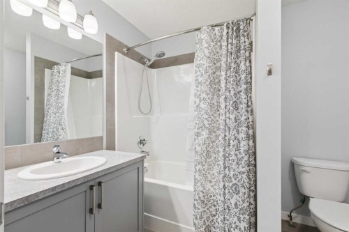 27 Masters Manor Se, Calgary, AB - Indoor Photo Showing Bathroom
