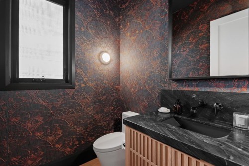 6 Stanley Crescent Sw, Calgary, AB - Indoor Photo Showing Bathroom