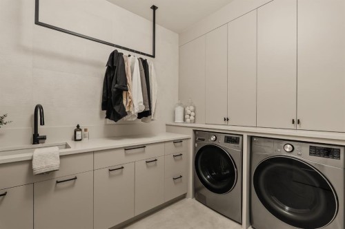 6 Stanley Crescent Sw, Calgary, AB - Indoor Photo Showing Laundry Room
