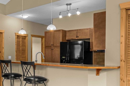 202-70 Dyrgas Gate, Canmore, AB - Indoor Photo Showing Kitchen