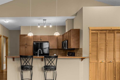 202-70 Dyrgas Gate, Canmore, AB - Indoor Photo Showing Kitchen