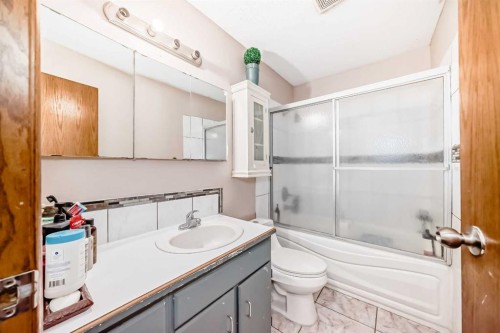 5411 Temple Road Ne, Calgary, AB - Indoor Photo Showing Bathroom