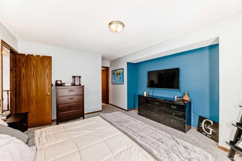 15 Citadel Meadow Grove Nw, Calgary, AB - Indoor Photo Showing Bedroom
