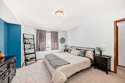 15 Citadel Meadow Grove Nw, Calgary, AB - Indoor Photo Showing Bedroom