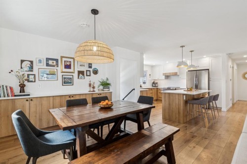 931 Parkwood Drive Se, Calgary, AB - Indoor Photo Showing Dining Room