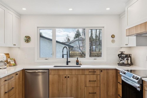 931 Parkwood Drive Se, Calgary, AB - Indoor Photo Showing Kitchen With Upgraded Kitchen