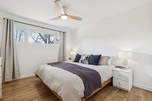 931 Parkwood Drive Se, Calgary, AB - Indoor Photo Showing Bedroom