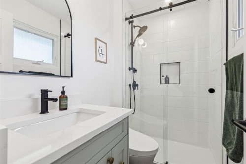931 Parkwood Drive Se, Calgary, AB - Indoor Photo Showing Bathroom
