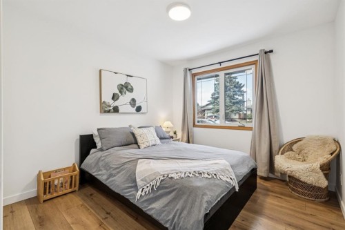 931 Parkwood Drive Se, Calgary, AB - Indoor Photo Showing Bedroom