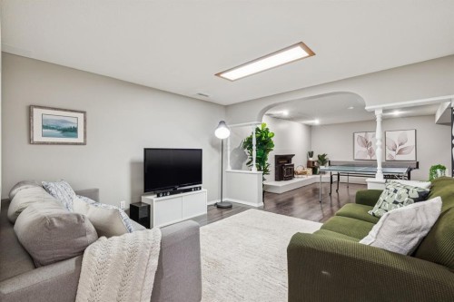 931 Parkwood Drive Se, Calgary, AB - Indoor Photo Showing Living Room