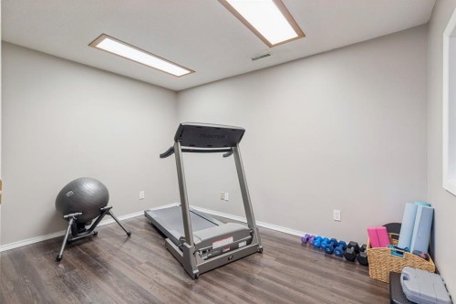 931 Parkwood Drive Se, Calgary, AB - Indoor Photo Showing Gym Room