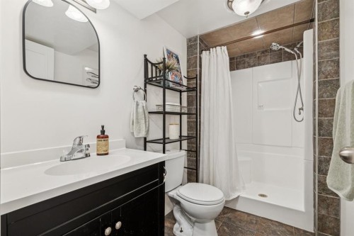 931 Parkwood Drive Se, Calgary, AB - Indoor Photo Showing Bathroom