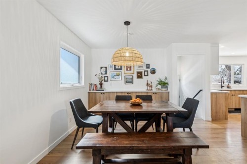 931 Parkwood Drive Se, Calgary, AB - Indoor Photo Showing Dining Room