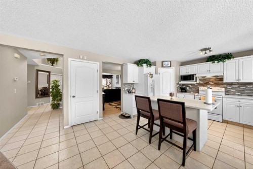 238 Royal Birch View Nw, Calgary, AB - Indoor Photo Showing Kitchen