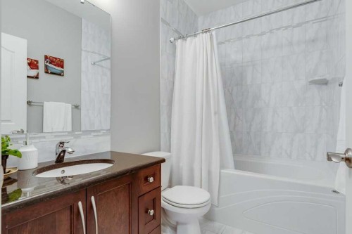 279 Coopers Hill Sw, Airdrie, AB - Indoor Photo Showing Bathroom